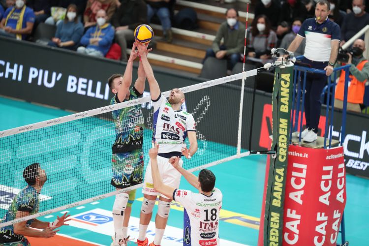 Il 2022 inizia col botto in SuperLega! Capolista Perugia piegata 3-2 alla BLM Group Arena