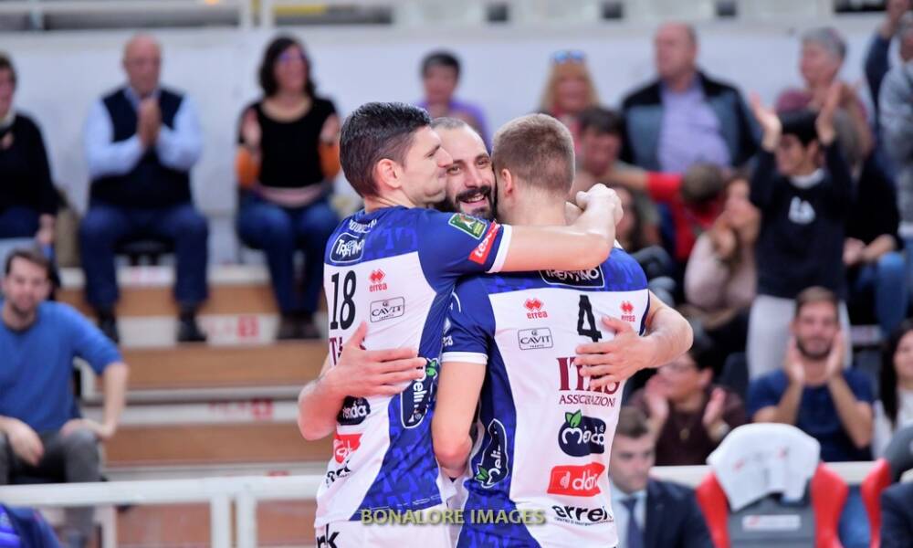 SuperLega, l’Itas Trentino torna a correre: la capolista Cisterna bloccata sul 3-2 alla BLM Group Arena