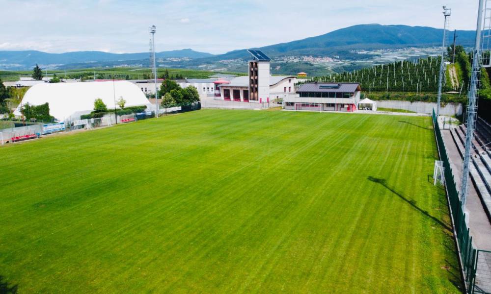 Un nuovo manto sintetico per un centro sportivo (quasi) completo a Tuenno