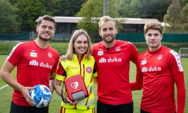 Croce Bianca e FC Südtirol rimarcano il valore del primo soccorso: Il dispositivo DAE come salvavita!