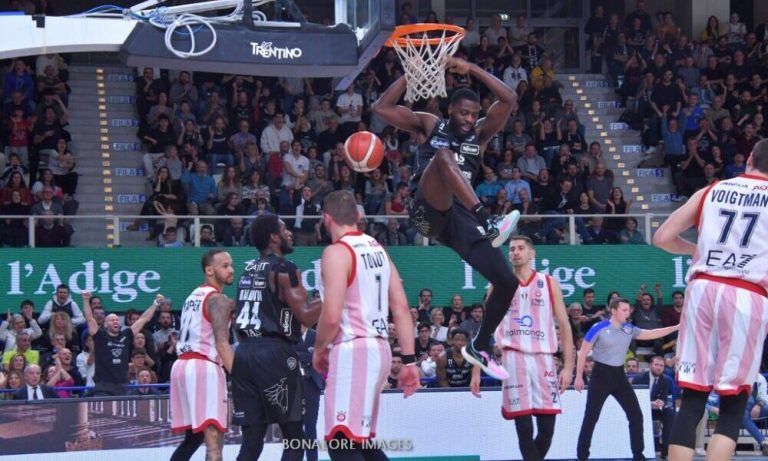 I bianconeri spinti da 4000 tifosi sfiorano l’impresa, ma vince Milano 74-79