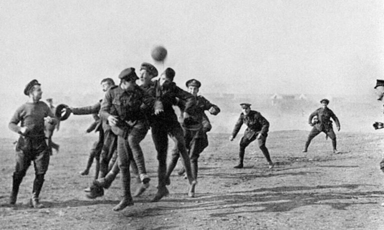 La “tregua di Natale”, quando il pallone fermò per un giorno la guerra