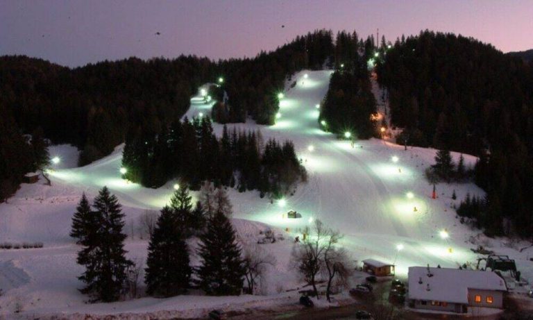 Sulle piste illuminate del Monte Nock per la tradizionale gara in notturna di slalom gigante