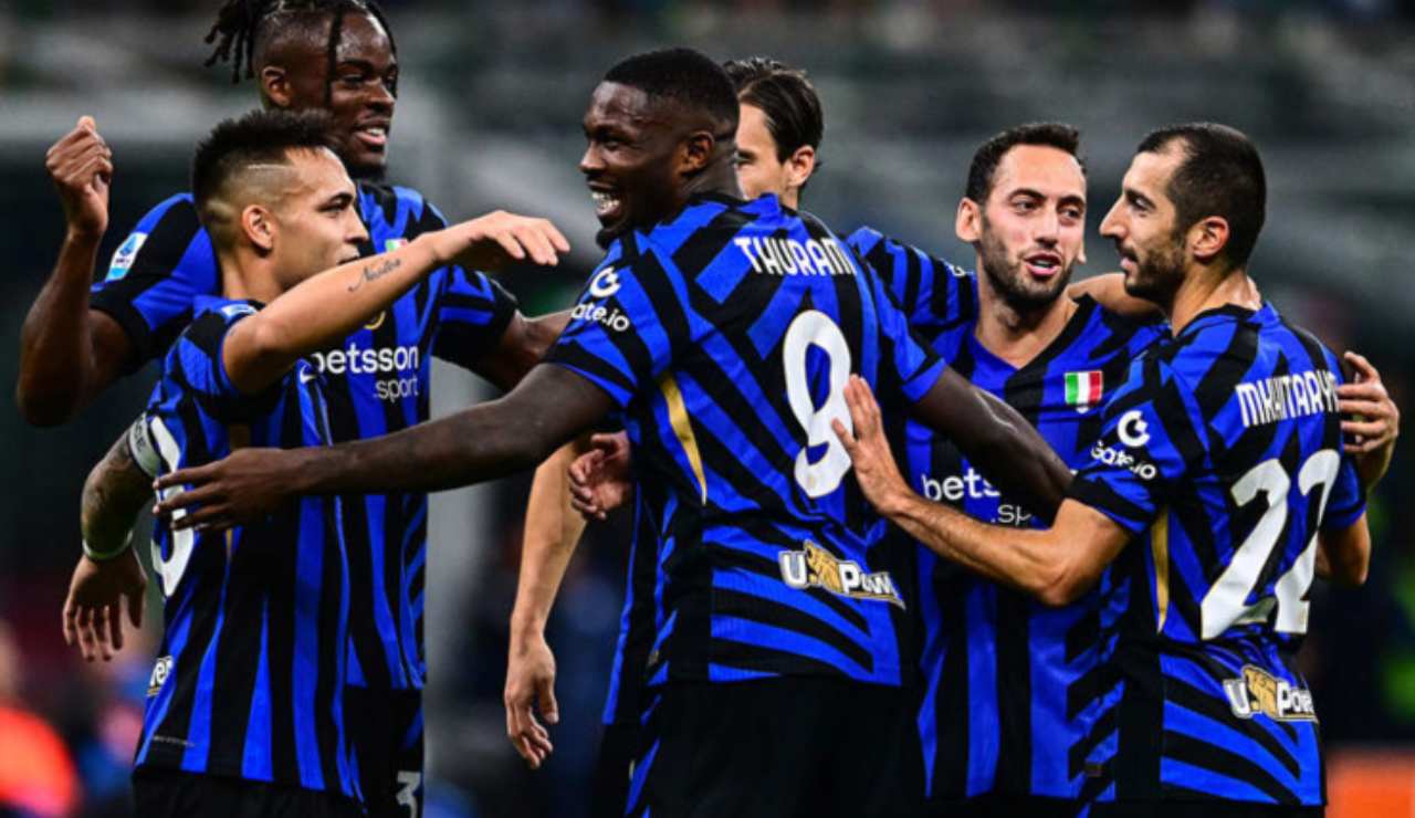Giocatori dell'Inter si abbracciano