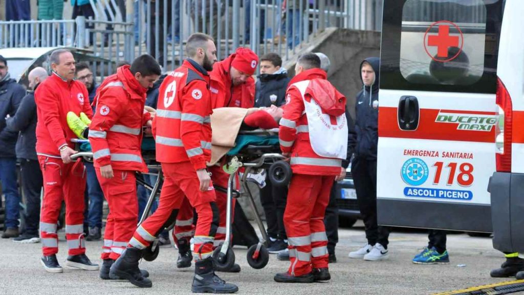 Ultim’ora drammatica: infortunio gravissimo | FRATTURA del collo: calciatore a rischio paralisi