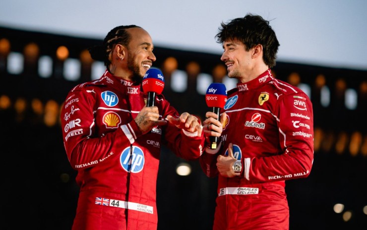 Hamilton e Leclerc sorridenti