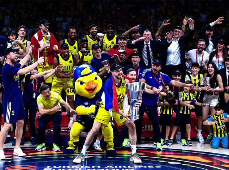 Il Fenerbahçe festeggia la vittoria dell'Eurolega 2025 - Sportmagazinetrentino.it