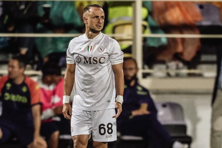 Lobotka in campo con la maglia del Napoli - Foto dal suo profilo Instagram - Sportmagazinetrentino.it