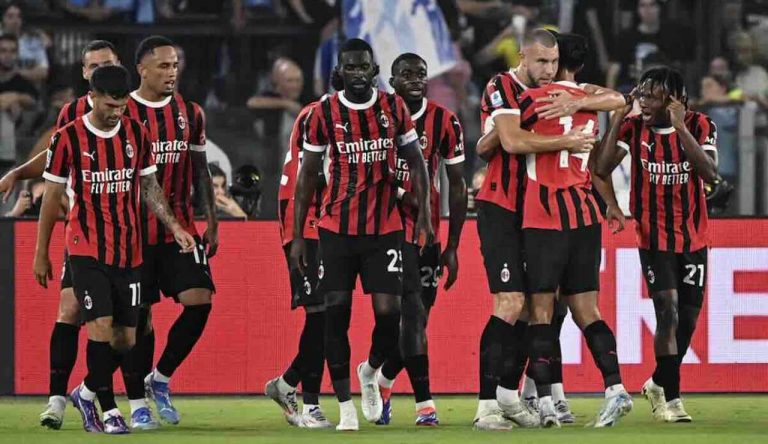 Il Milan esulta dopo un gol