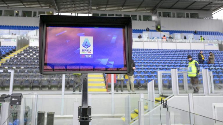 “Il VAR, un problema”: annuncio ASSURDO sugli arbitri | L’accusa è GRAVISSIMA