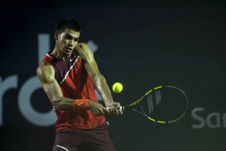 carlos-alcaraz-sul-campo-di-tennis-depositphotos-sportmagazinetrentino.it