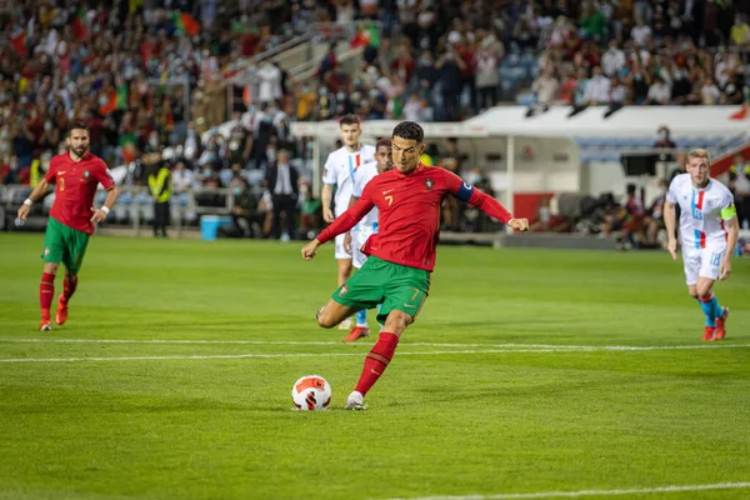 cr7-in-azione-con-la-nazionale-portoghese-depositphotos-sportmagazinetrentino.it